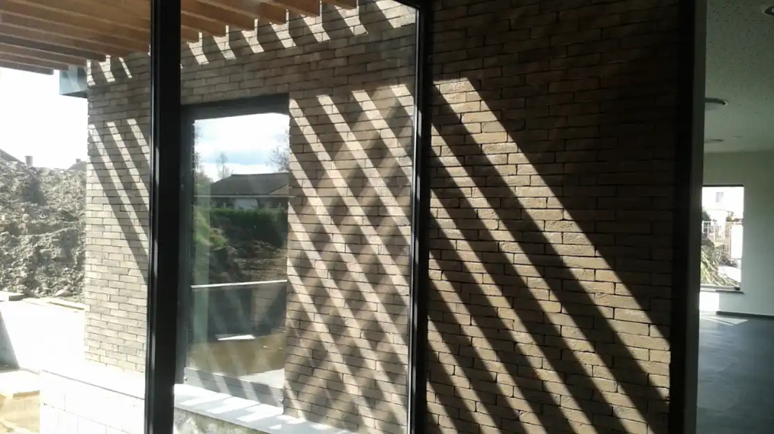 Extension contemporaine avec baies vitrées